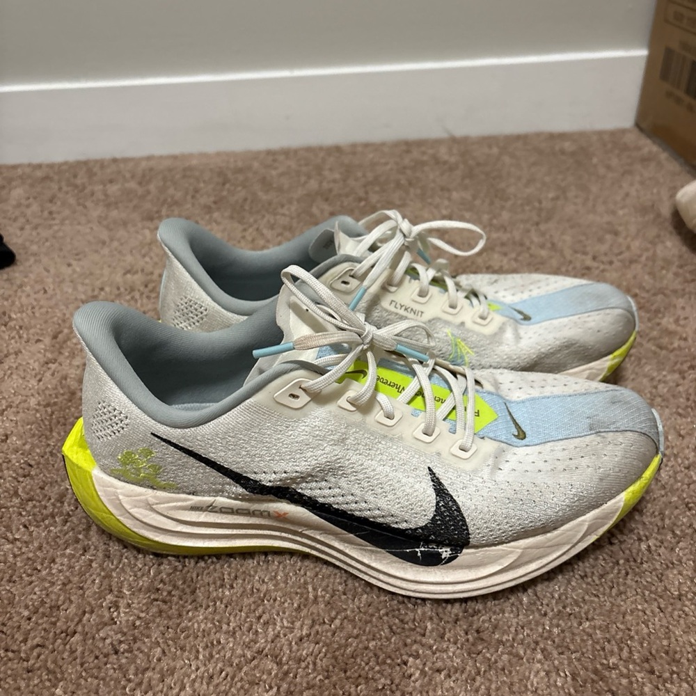 Nike Pegasus Plus White and Blue Running Shoes with Yellow men’s size 10.5